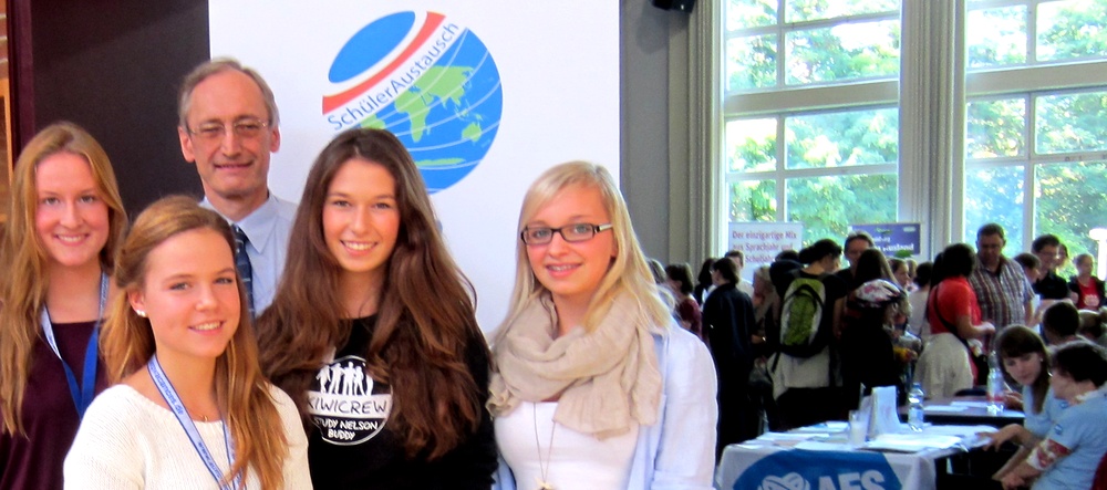 Dr. Michael Eckstein und ehemalige Austauschschülerinnen