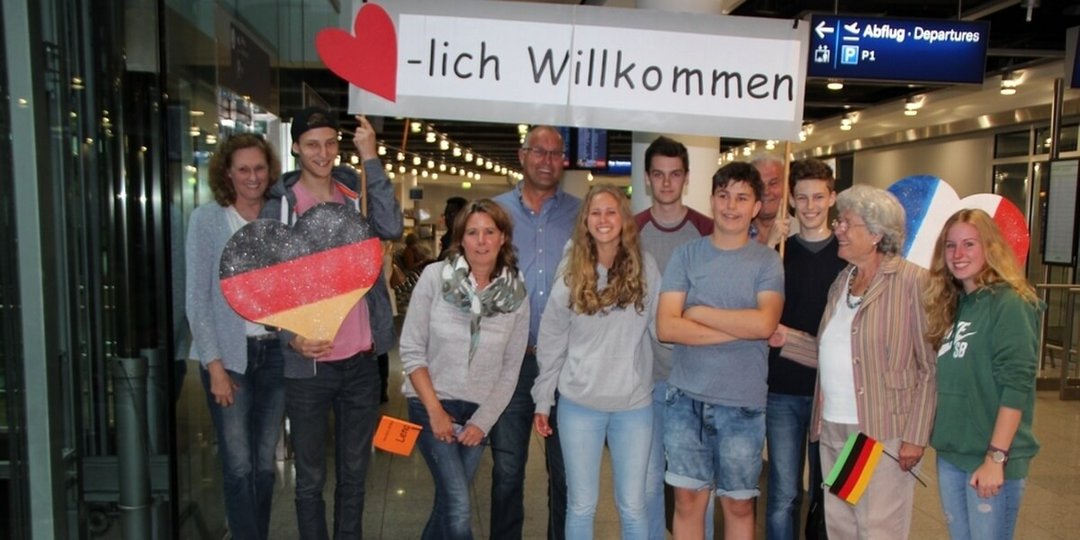 Schüleraustausch: Die Familie begrüßt Austauschschülerin nach ihrem Auslandsjahr