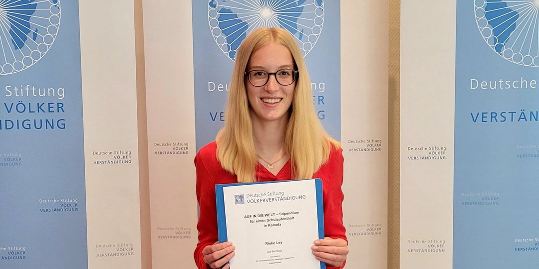 AUF IN DIE WELT Schüleraustausch Stipendien: Rieke mit Urkunde