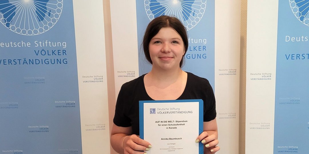 AUF IN DIE WELT Schüleraustausch Stipendien: Annika mit Urkunde 