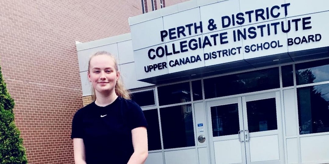 Jana vor ihrer High School in Kanada