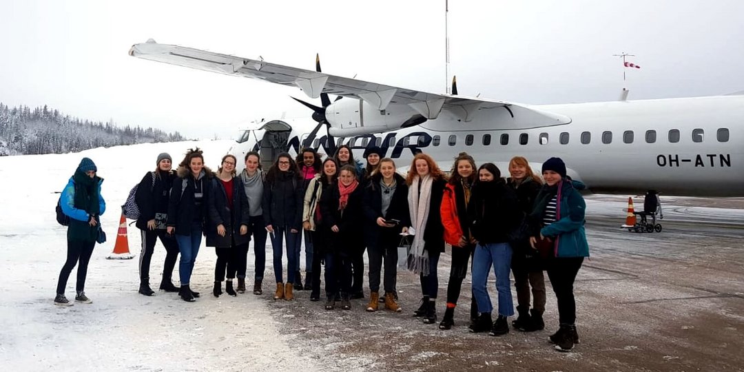Die Schülerinnen der Marienschule auf dem Flug nach Finnland 