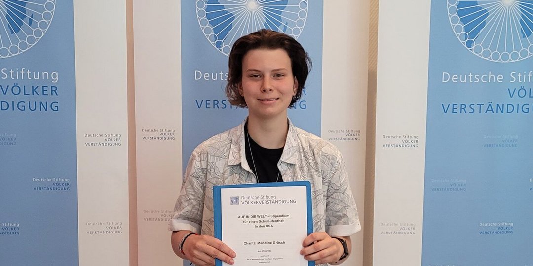 AUF IN DIE WELT Schüleraustausch Stipendien: Chantal mit Urkunde