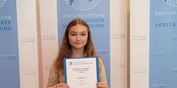 AUF IN DIE WELT Schüleraustausch Stipendien: Lilly mit Urkunde AUF IN DIE WELT Schüleraustausch Stipendien: Lilly mit Urkunde