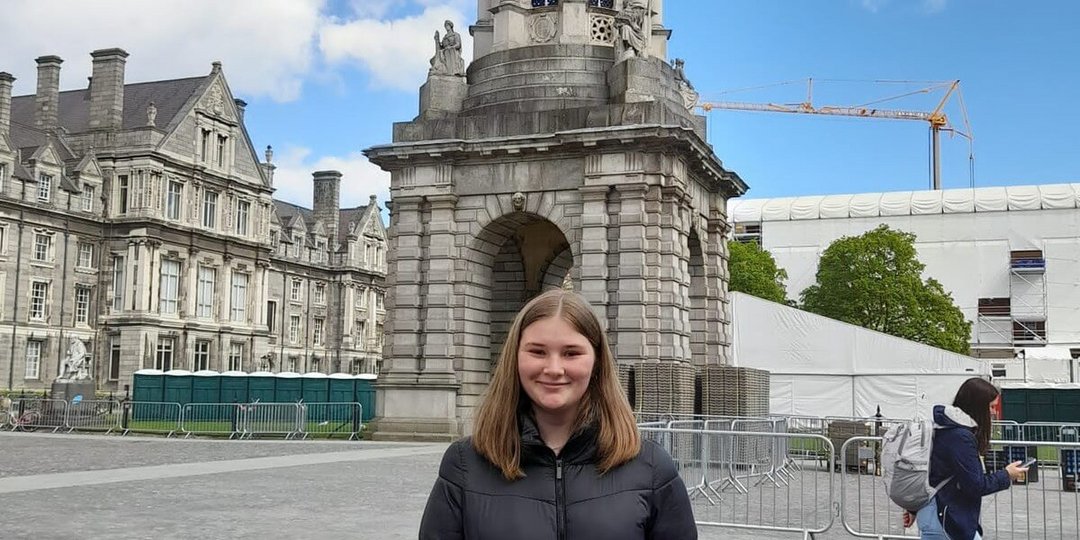 Ylva im Schüleraustausch in Irland vor dem Tinity College