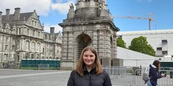 Ylva im Schüleraustausch in Irland vor dem Tinity College